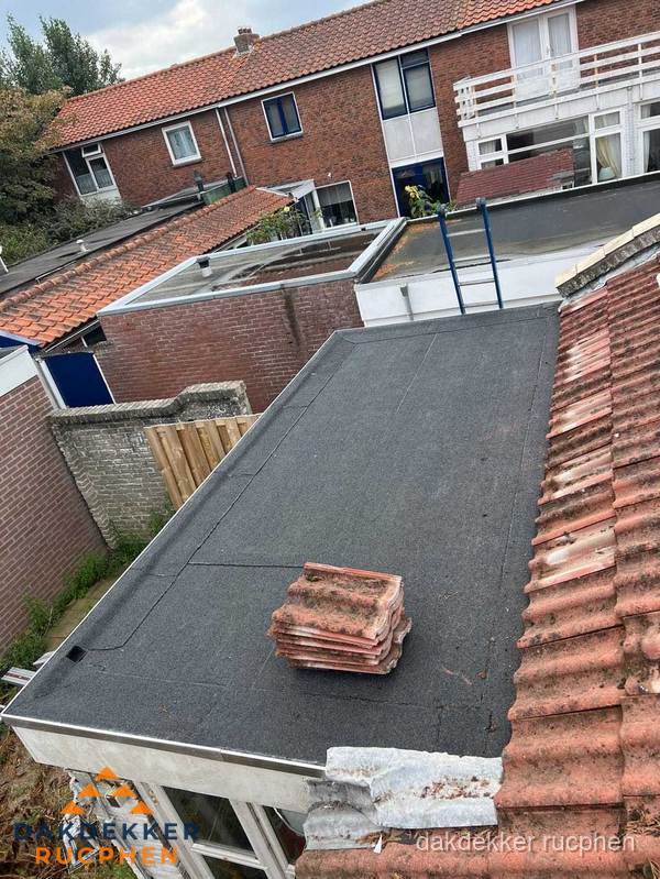 Plat dak aanbouw met bitumen naast schuin pannendak in Rucphen Plat dak aanbouw met bitumen naast schuin pannendak in Rucphen
