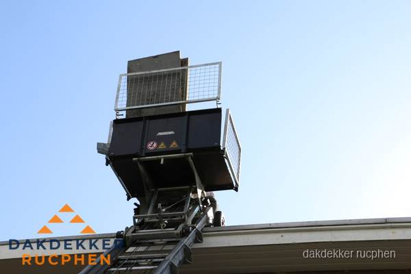 Dakdekkerslift voor materiaal transport bij dakwerkzaamheden in Rucphen Dakdekkerslift voor materiaal transport bij dakwerkzaamheden in Rucphen
