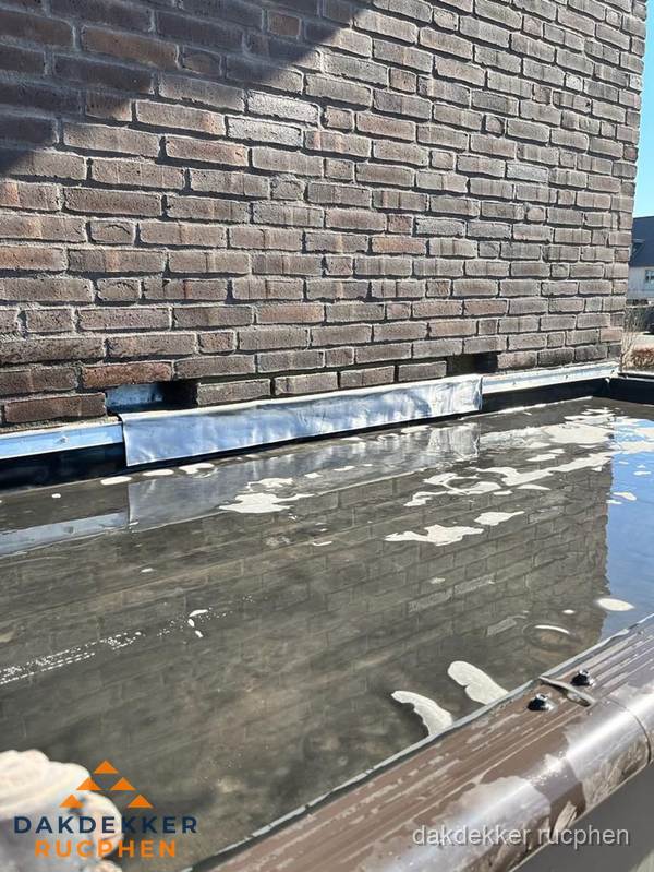 Stilstaand water op plat dak door slechte afwatering in Rucphen Stilstaand water op plat dak door slechte afwatering in Rucphen