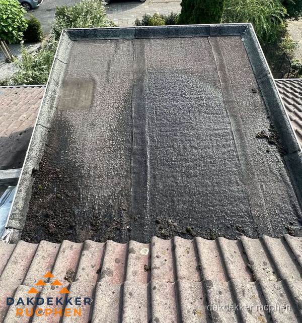Verouderd plat dak met bitumen en slijtage voor lekkage inspectie in Rucphen Verouderd plat dak met bitumen en slijtage voor lekkage inspectie in Rucphen