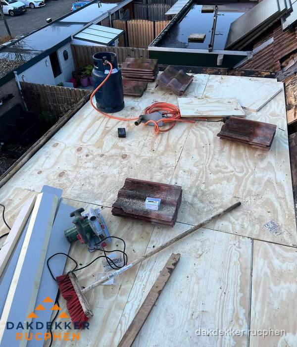 Dakreparatie werkzaamheden op plat dak met gereedschap in Rucphen Dakreparatie werkzaamheden op plat dak met gereedschap in Rucphen
