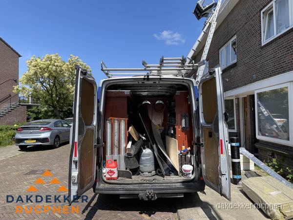 Spoed dakdekker bus met gereedschap en ladder bij woning in Rucphen Spoed dakdekker bus met gereedschap en ladder bij woning in Rucphen