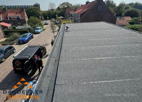 Nieuw bitumen plat dak met uitzicht over woonwijk in Rucphen Nieuw bitumen plat dak met uitzicht over woonwijk in Rucphen