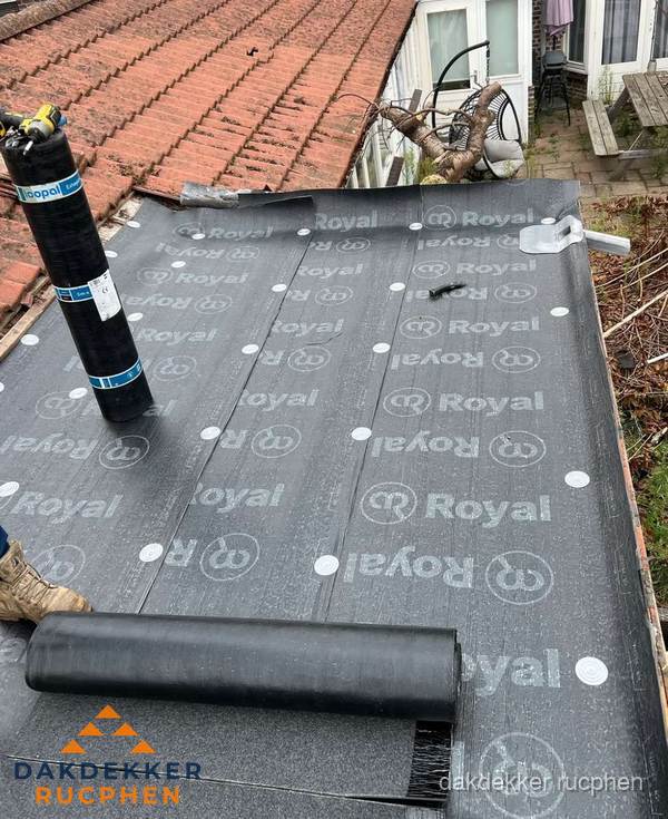 Bitumen dakbedekking leggen op plat dak aanbouw in Rucphen Bitumen dakbedekking leggen op plat dak aanbouw in Rucphen